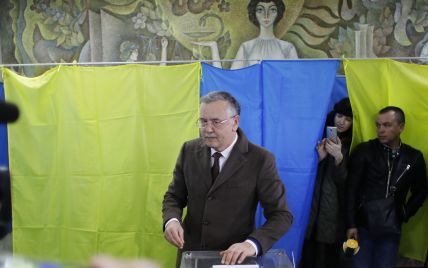Жена Гриценко не смогла проголосовать с первого раза из-за отсутствия в списке избирателей