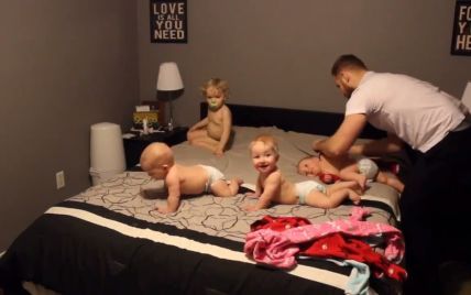 Пользователей удивило видео с "суперпапой", который переодевает сразу четырех неугомонных малышей
