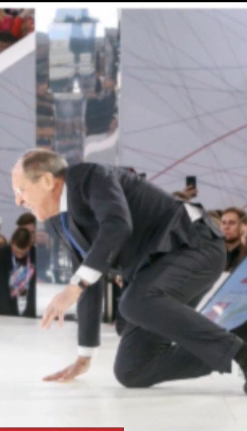 Лавров впав на коліна перед виступом про можливості Росії