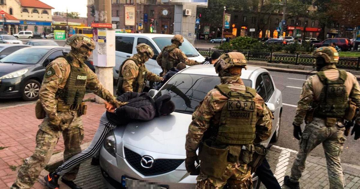 В центрі Миколаєва КОРД затримав юнаків, які викрали чоловіка і вимагали вигаданий борг: фото