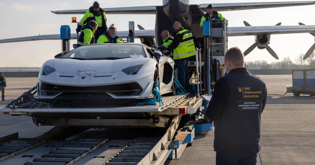 Підозрюються у міжнародному шахрайстві: Україна передала Німеччині речові докази у вигляді двох елітних авто