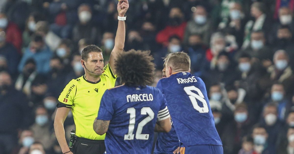 "Сфолил" на расстоянии: арбитр наказал звезду "Реала" после вопиющей симуляции соперника - эпичное видео