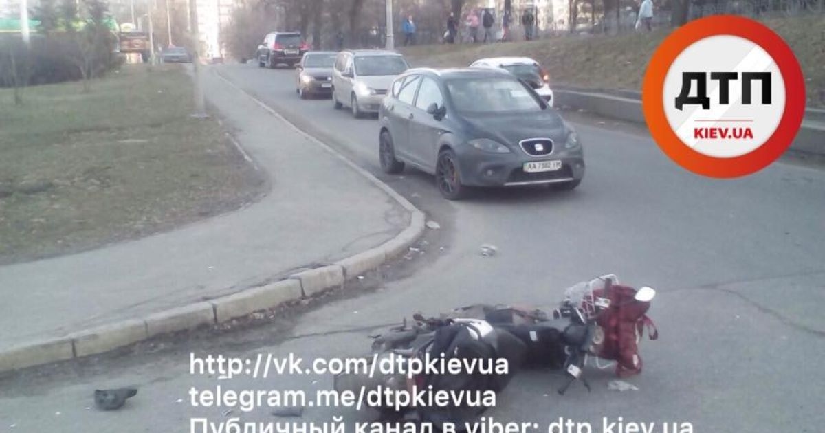 У Києві водій BMW збив мотоцикліста і втік з місця аварії_3 / © facebook.com/dtp.kiev.ua