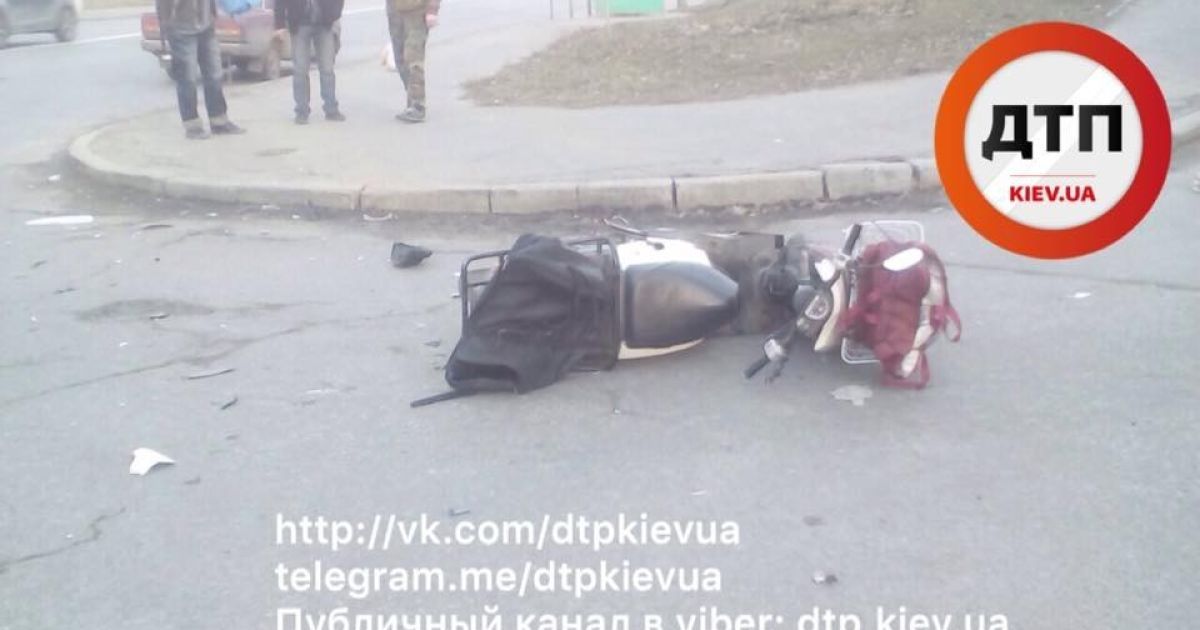У Києві водій BMW збив мотоцикліста і втік з місця аварії_1 / © facebook.com/dtp.kiev.ua