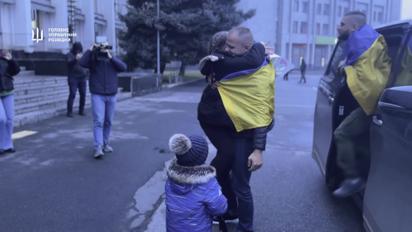 Звільнені українські моряки повертаються додому: емоційна зустріч з родинами в Одесі