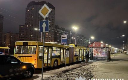 В Киеве парикмахер порезал парня из-за музыки в автобусе (фото)