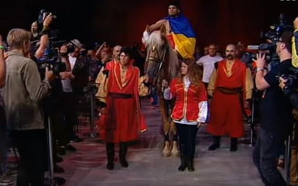 Суперперформанс по-українськи: Берінчик з'явився на бій, сидячи на коні