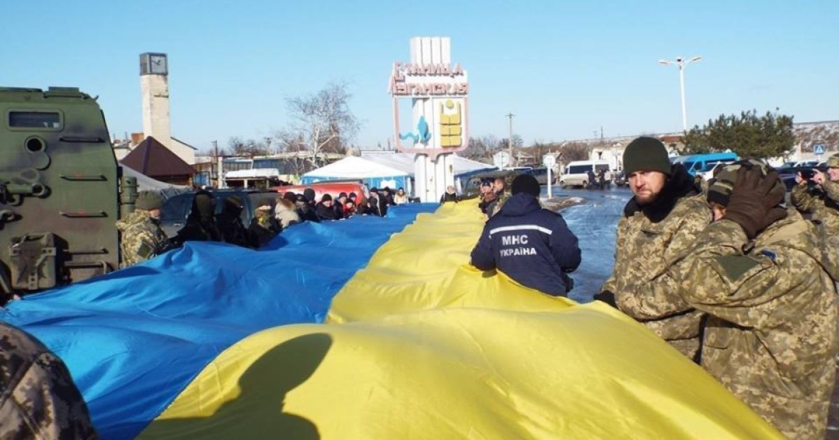 У прифронтовій Станиці Луганській розгорнули 40-метровий прапор України