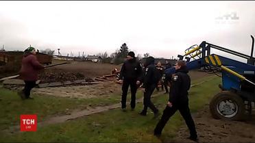 На Ровенщине селяне вилами и бревнами защищали поля, где по решению суда должна быть дорога