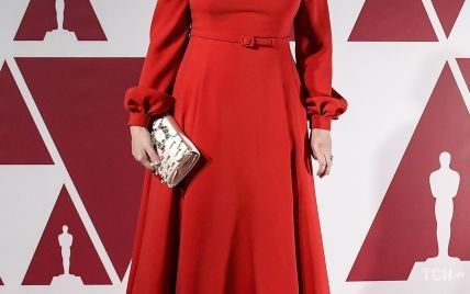 Лаконічно і елегантно: Олівія Колман вийшла на червону доріжку "Оскара" у червоній сукні Christian Dior