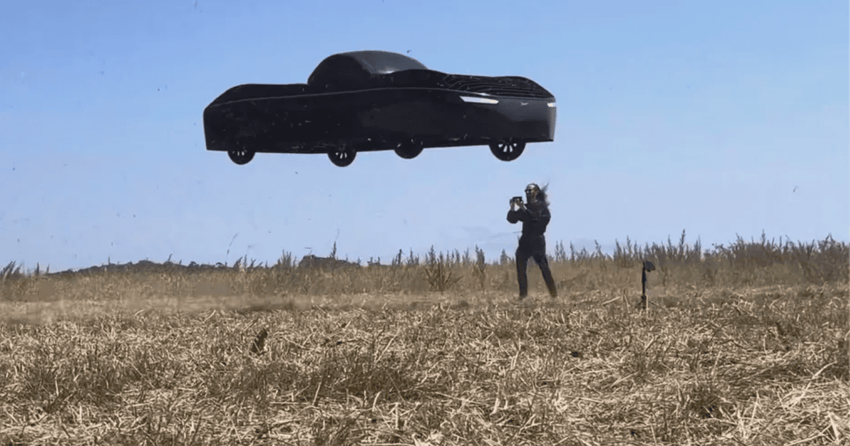 Джим Духовный, генеральный директор компании "Алеф", рядом с летающим автомобилем во время испытательного полета