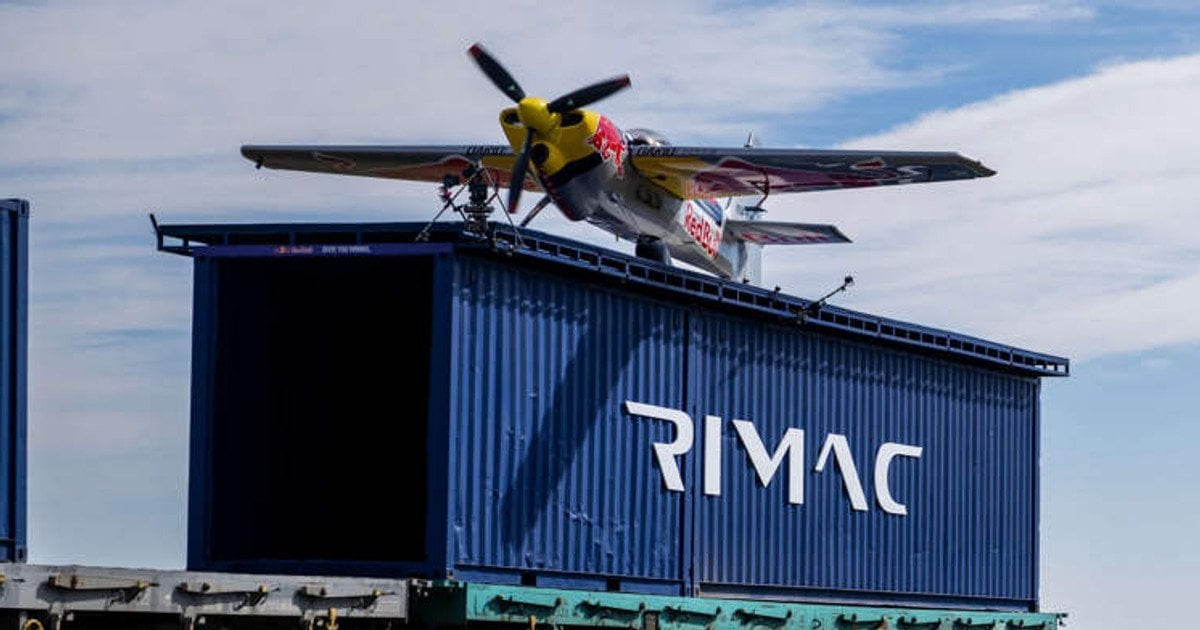 Літак на поїзді