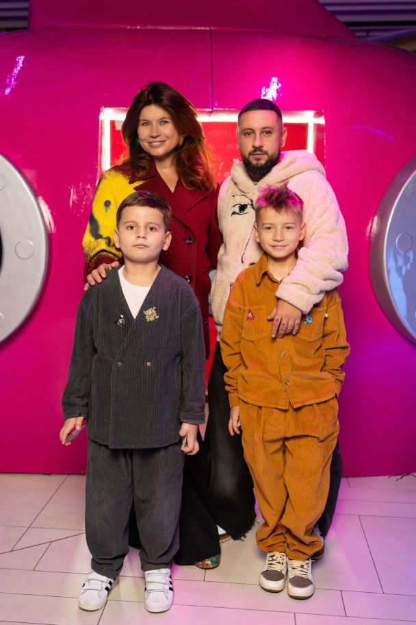 MONATIK із дружиною та старшими синами / © пресслужба MONATIK