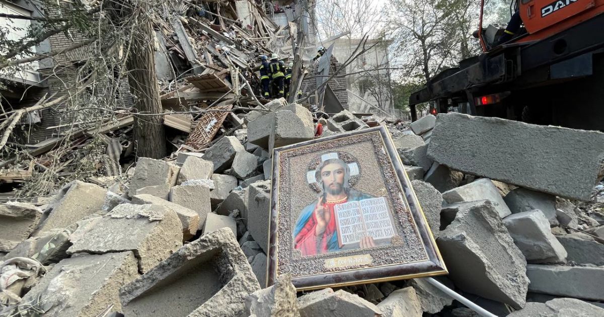 Ракетный удар по Запорожью: в ГСЧС показали, как ликвидируют последствия и достают людей из-под завалов
