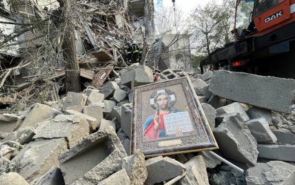 Ракетный удар по Запорожью: в ГСЧС показали, как ликвидируют последствия и достают людей из-под завалов