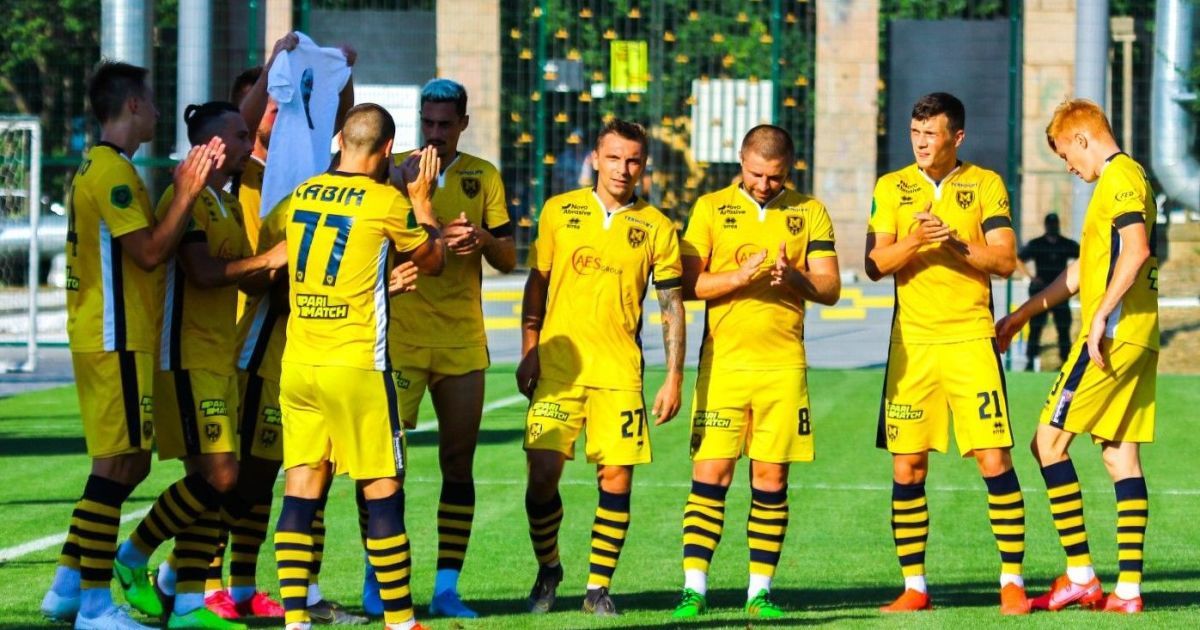 У клубі Першої ліги спалах коронавірусу, раніше через ускладнення від COVID-19 помер лікар команди