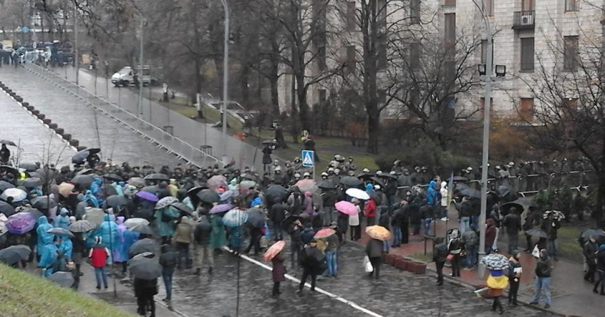 Правоохоронці повністю перекрили Інститутську / © Андрій Хома / Facebook