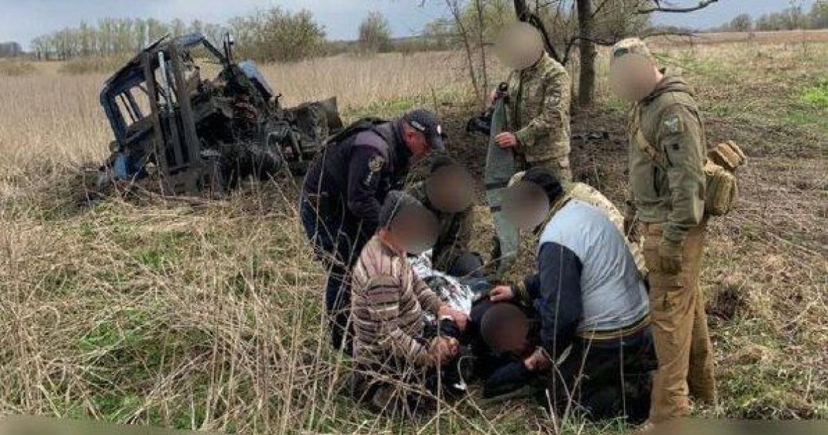 Под Киевом тракторист взорвался на вражеской мине: рядом нашли еще 13 (фото)