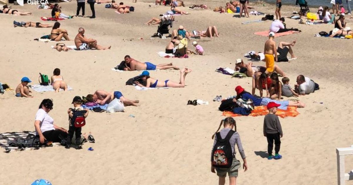 Пляж в Одесі: відпочивальники ігнорують заборону