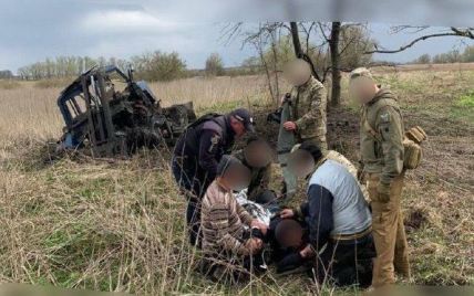 Под Киевом тракторист взорвался на вражеской мине: рядом нашли еще 13 (фото)
