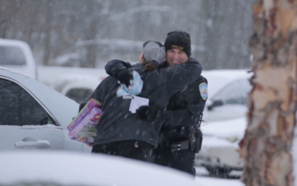 В США полицейские вместо штрафов дарили водителям рождественские подарки