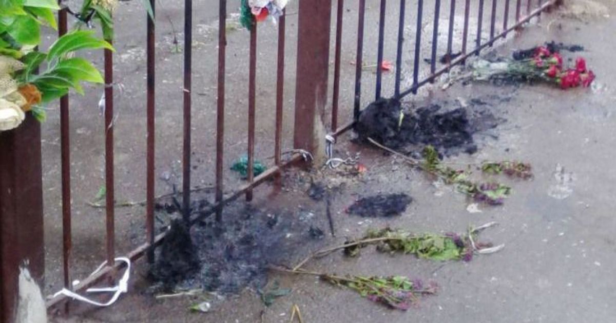 В Одессе трое неизвестных сожгли цветы у Дома профсоюзов
