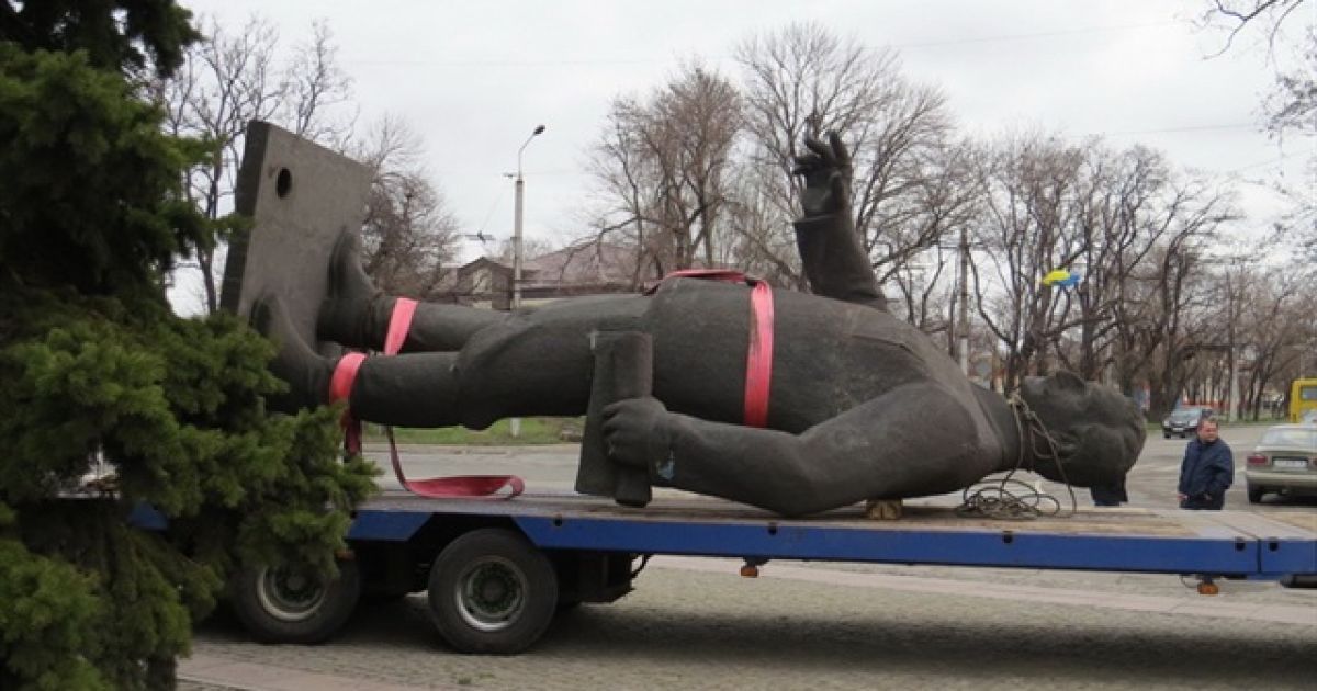 В Мариуполе вместе с плитой и орденами снесли памятник Орджоникидзе