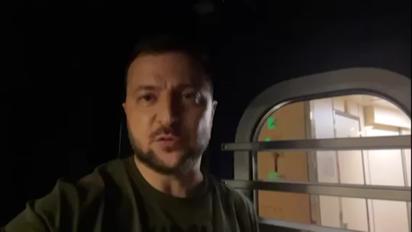 Уперше нічне звернення з потяга: Зеленський зустрівся з маріупольцями і побував на фронті