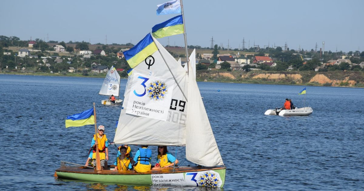 Емблеми, прапор і потоки вітру: у Миколаєві на честь Дня Незалежності відкрили парусну регату (фото)