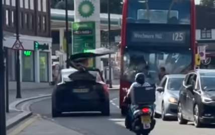 Въехал в автобус с поднятой дверью: в Лондоне сняли странную аварию с электромобилем Tesla (видео)