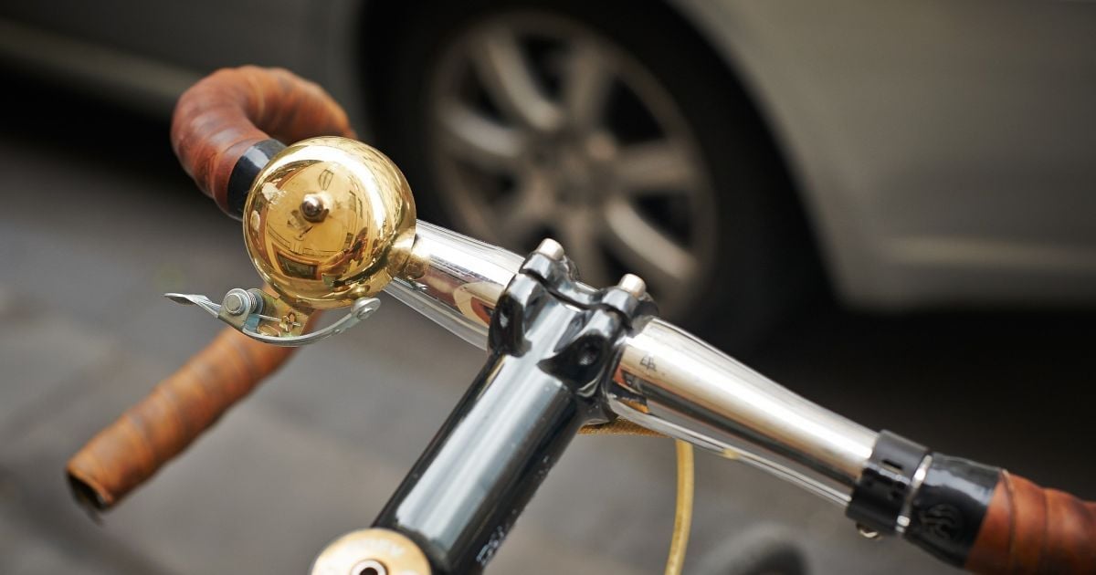 На Киевщине девочка на велосипеде попала под колеса "ВАЗ"