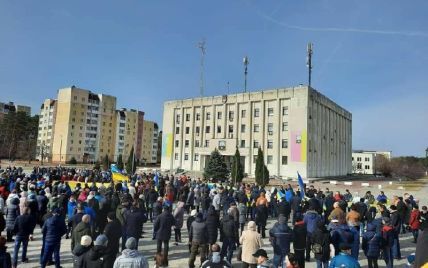 У Славутичі люди вийшли на мітинг проти окупантів: росіяни розганяють українців пострілами (відео)