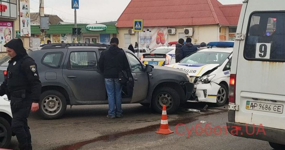 В Запорожье столкнулись полицейский Prius и легковушка Renault