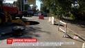 В Одессе посреди дороги образовалась яма диаметром до пяти метров