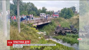 На Львівщині вантажівка впала з мосту, є загиблі