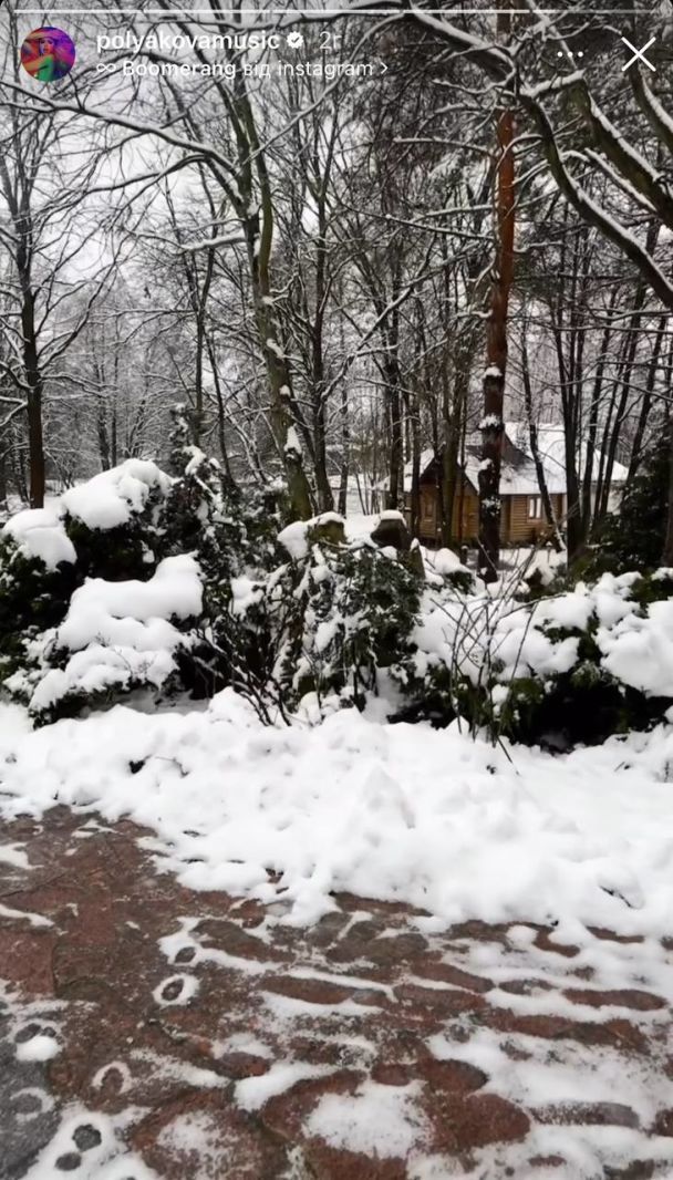 Оля Полякова возле своего дома / © instagram.com/polyakovamusic