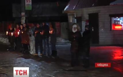 На Київщині півтисячі людей навколішки зустрічали загиблого в Пісках героя