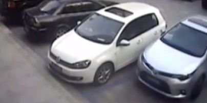 В Китае автомобилист-неудачник 15 раз ударил соседнюю машину, пока выезжал со стоянки