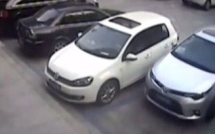 В Китае автомобилист-неудачник 15 раз ударил соседнюю машину, пока выезжал со стоянки