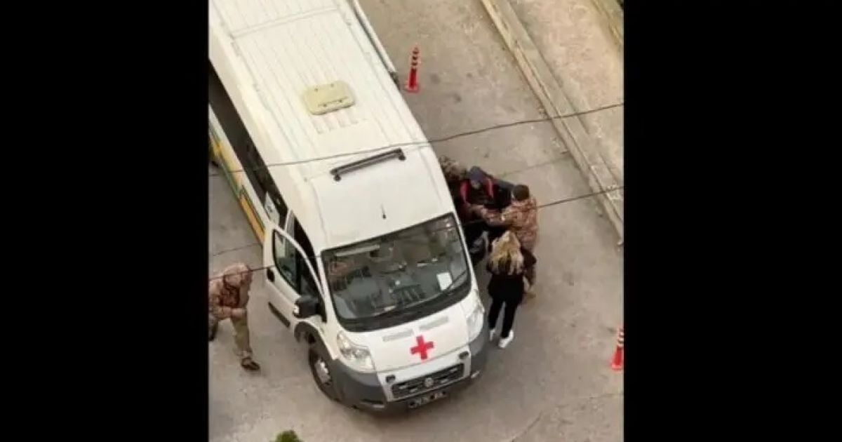 Мобилизация в Одессе: сотрудники ТЦК затолкали мужчину в "скорую", его "отбивала" спутница