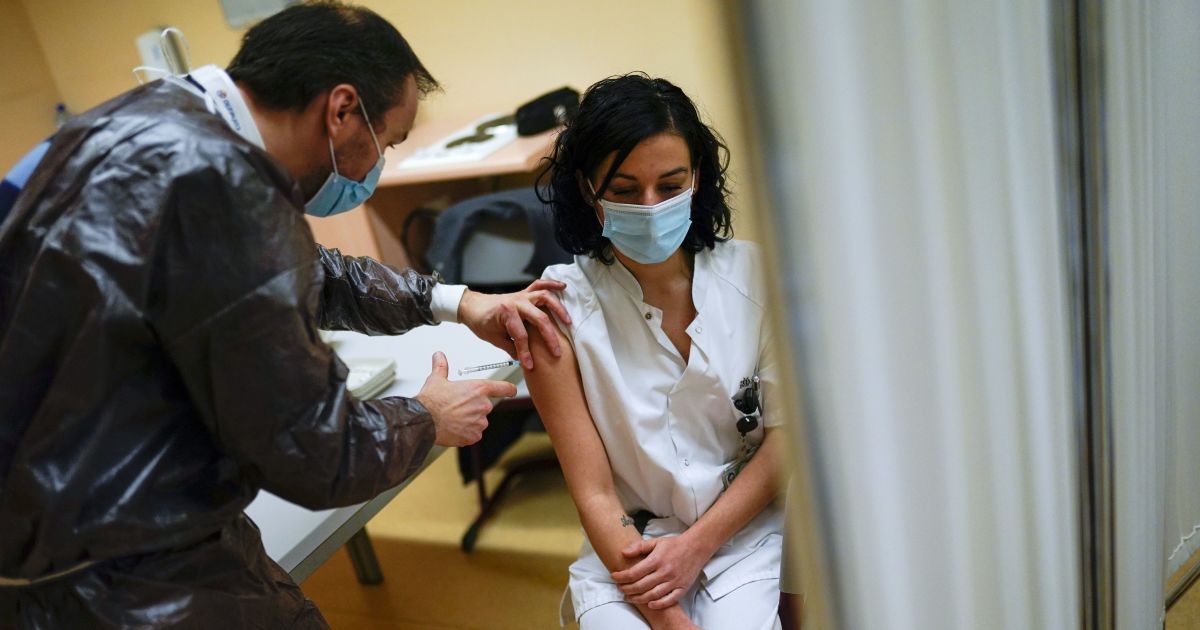 У Британії радять не щеплювати людей віком до 30 років вакциною AstraZeneca