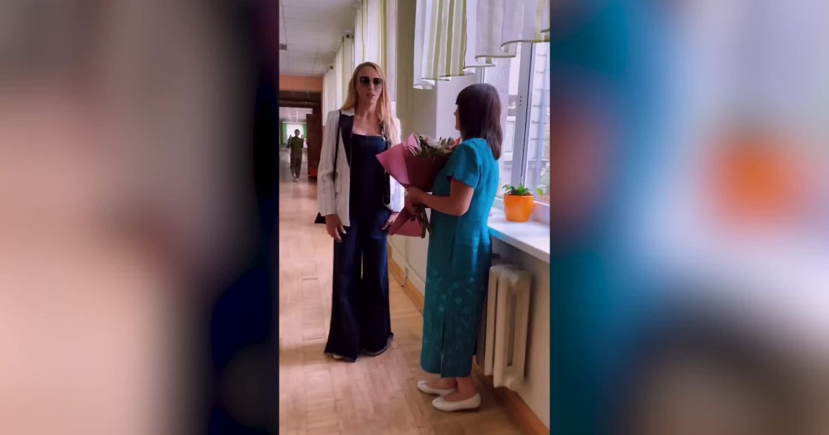 Видео — Оля Полякова впервые с начала войны вернула 12-летнюю дочь в школу в Киеве