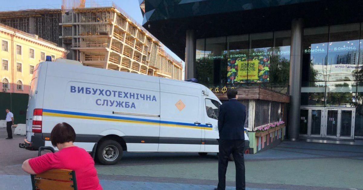 В Киеве "заминировали" все детсады, гостиницы, аптеки, отделения "скорой" и 23 дома