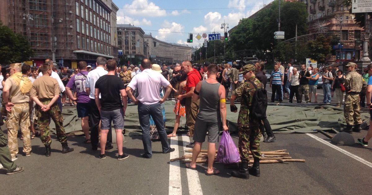 Учасники акції біля Печерського суду винесли на Хрещатик намет / © Радіо Свобода