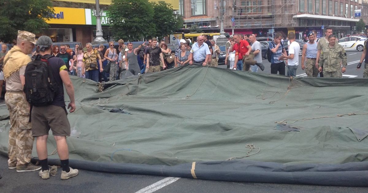 Учасники акції біля Печерського суду винесли на Хрещатик намет / © Радіо Свобода