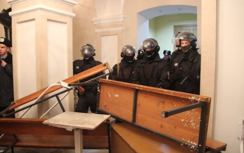 Зал суду заблокований активістами. / © gre4ka.info