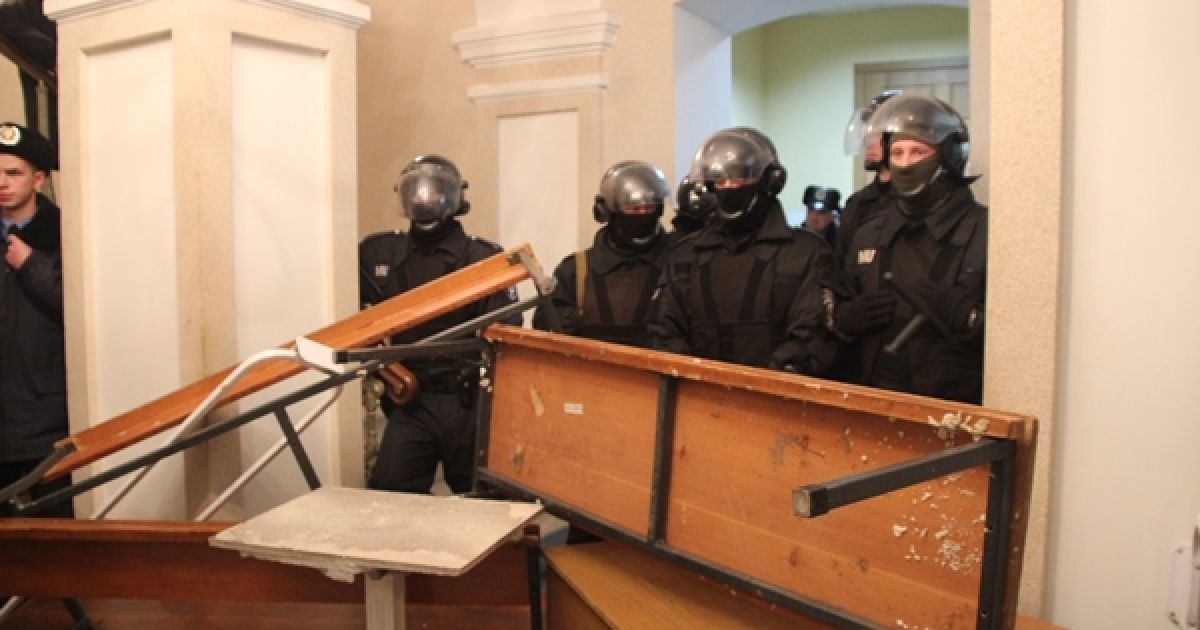 Зал суда заблокирован активистами. / © gre4ka.info