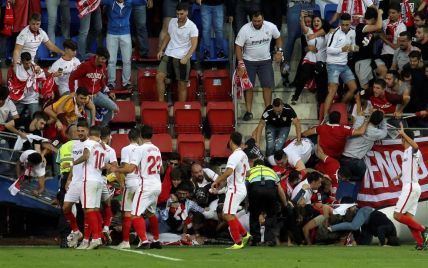 На футбольном матче в Испании обрушилось ограждение, есть пострадавшие