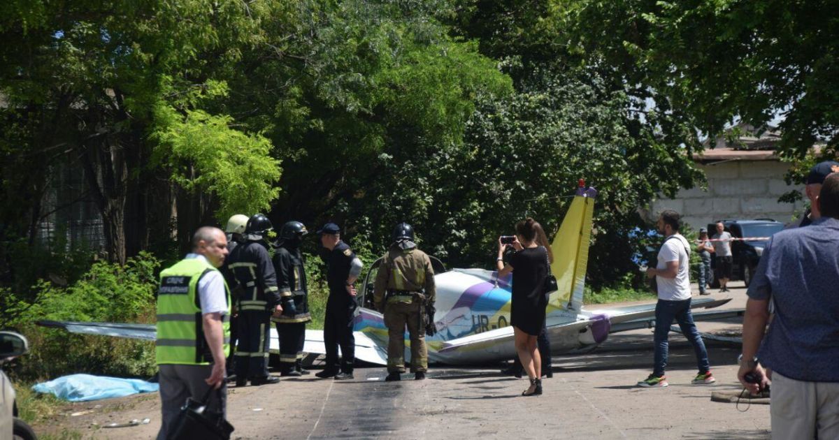 В Одесі біля гіпермаркету впав легкомоторний літак: загинув один з пілотів