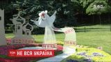 На Певческом поле из цветочных композиций создали "противоречивую" карту Украины